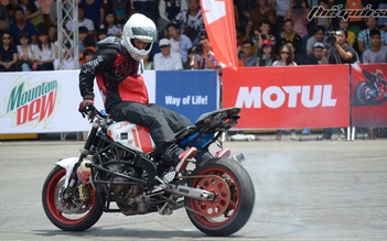 Nghẹt thở với màn trình diễn mô tô tại Motul Stunt Fest 2015